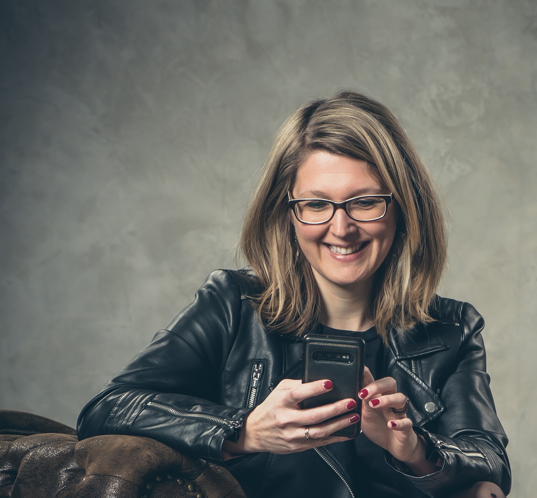 Diana Langerak met telefoon in de hand